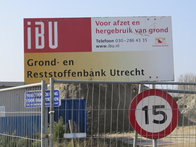 907458 Afbeelding van het informatiebord van de Grond- en Reststoffenbank Utrecht IBU, bij het Maarschalkerweerdpad te ...